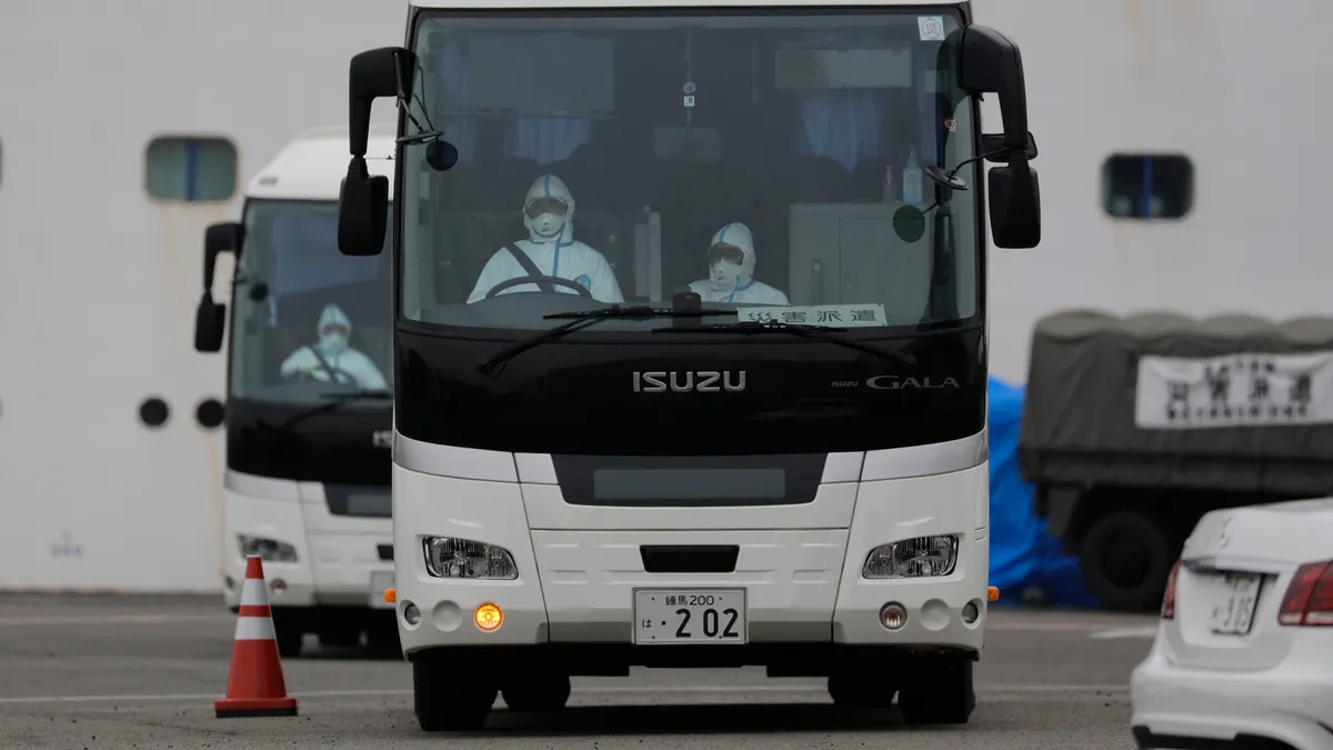 停泊於日本橫濱的「鑽石公主號」群聚感染嚴重,美國16日將包機接回300多位美國公民。(AP)