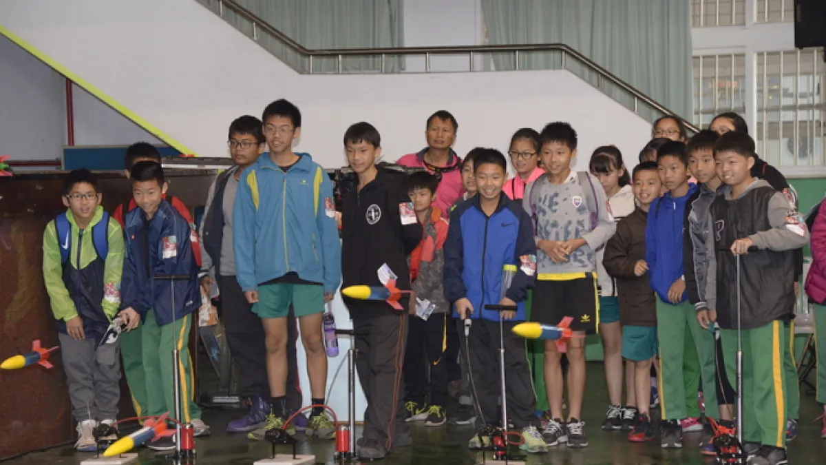 學童體驗發射水火箭。(圖/雲林縣政府提供)
