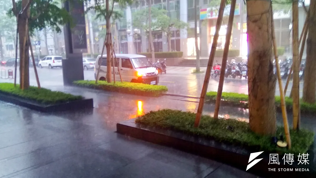 颱風及東北季風形成的共伴效應,造成豪大雨,台東縣政府也宣布今(14)日下午全縣停班停課。(資料照,沈超群攝)