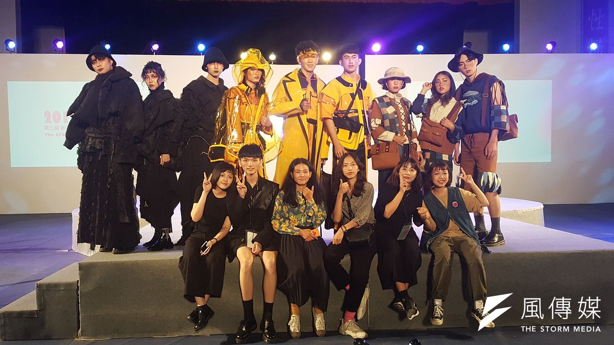 時裝組獲獎前三名合影。(圖/徐炳文攝) 時裝組獲獎前三名合影。(圖/徐炳文攝)