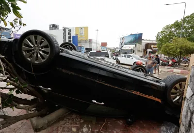 2025年11月28日,氣旋「迪特瓦」(Cyclone Ditwah)襲擊泰國,一輛汽車翻覆。(美聯社)