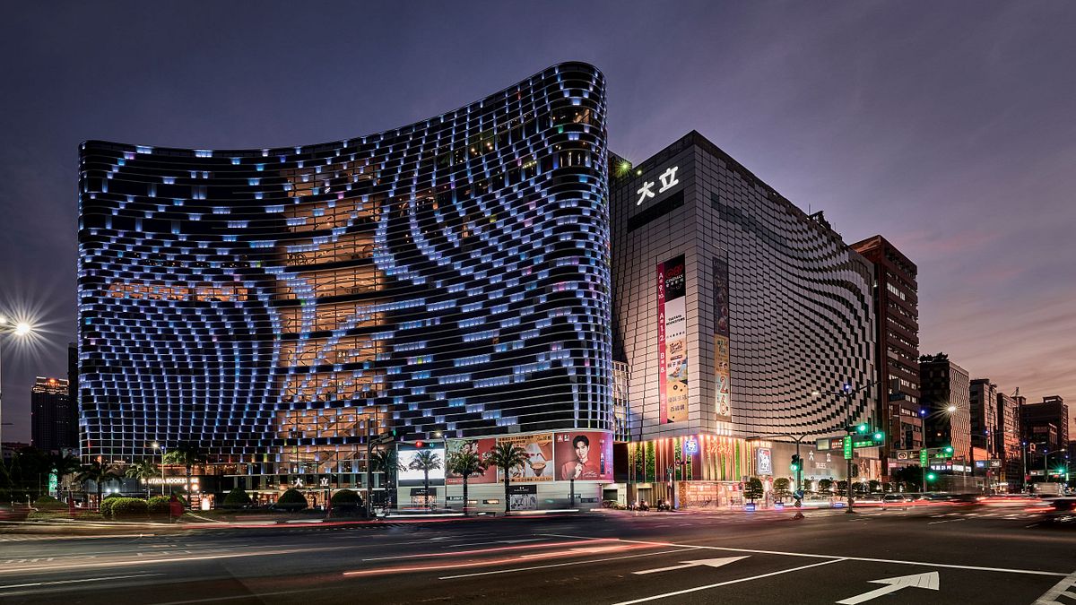 大立在2008年重資投入50億元打造全台唯一LED帷幕大立精品,點亮高雄五福大立商圈。(圖/業者提供) 大立在2008年重資投入50億元打造全台唯一LED帷幕大立精品,點亮高雄五福大立商圈。(圖/業者提供)