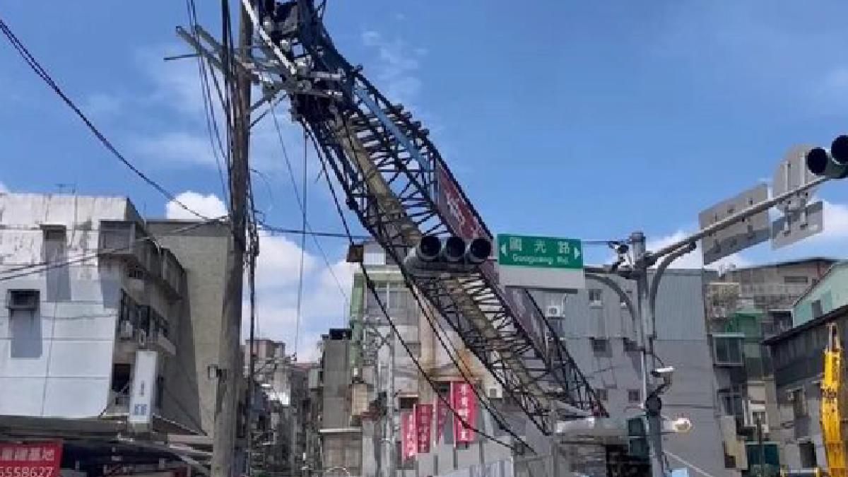 新北永和吊車翻覆!砸電線桿釀停電…逾千戶都遭殃 台電緊急搶修中 | 羅上鈞 | 風生活 - 風傳媒