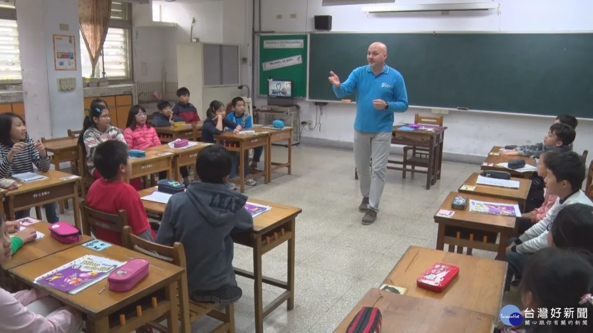 分享教育資源 格致派外師至小學教英語