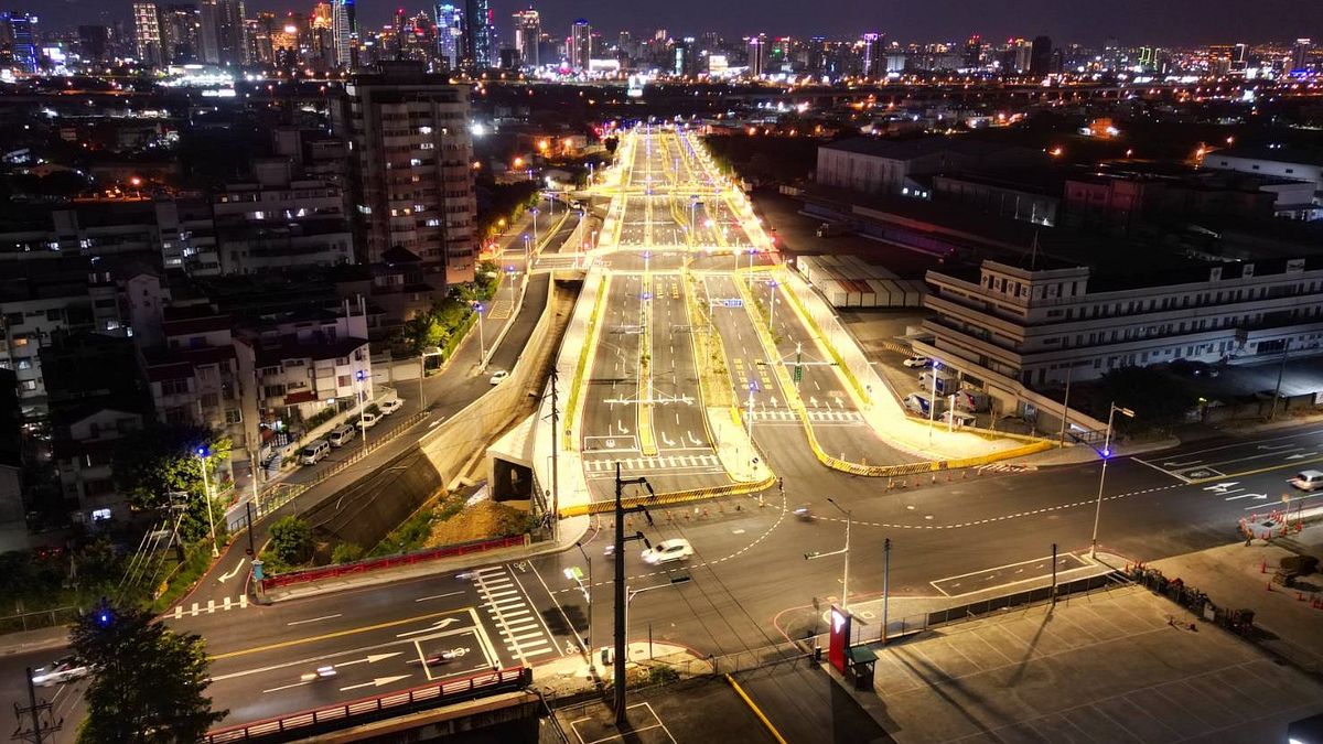 台中市政路夜間在金黃燈光照映下,猶如通往工業區的「黃金大道」。(圖/台中市政府) 台中市政路夜間在金黃燈光照映下,猶如通往工業區的「黃金大道」。(圖/台中市政府)