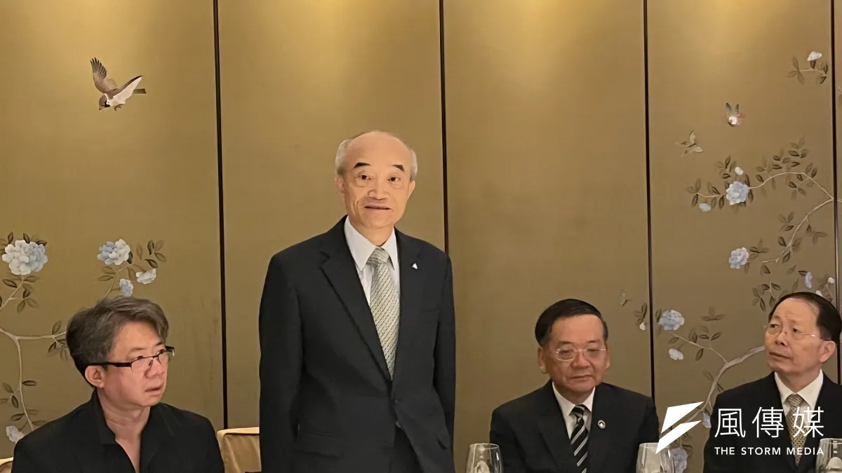 關於川普對等關稅政策可能對台灣及全球經濟的影響,上市櫃公司協會最新調查出爐。圖左至右依序為上市櫃公司協會創辦人施明豪、榮譽理事長蔡榮騰、政治大學國關中心兼任研究員陳德昇、華信統領企管總經理袁明仁。(林彥呈攝)