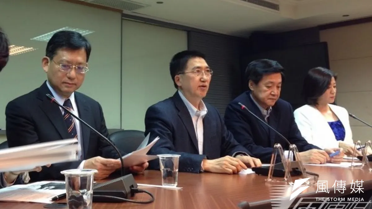 國民黨大黨鞭林鴻池(左二)28日說明,封存核四是給下一代一個選擇的機會。(資料照,羅暐智攝)