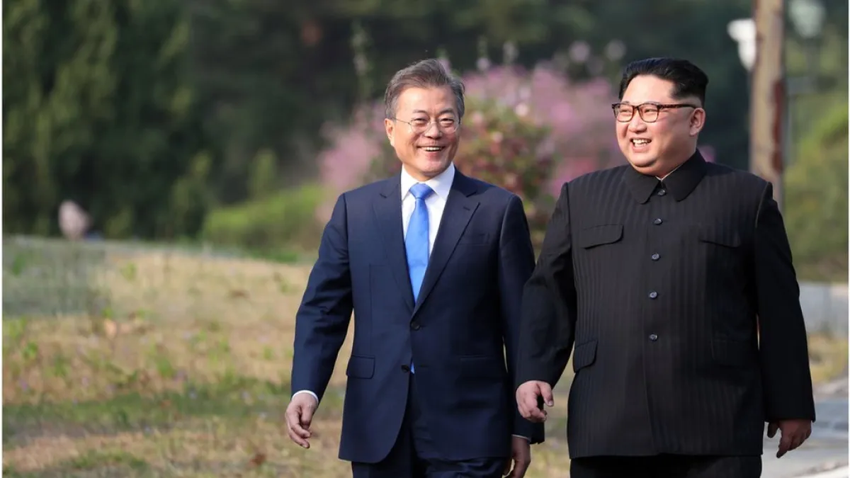 此次會面,金正恩和文在寅有一段獨自散步對談的時光。(BBC中文網)