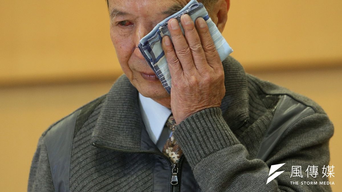 阿帕契事飛官主角勞乃成的父親勞則康,是軍人退役,親自出面三度鞠躬,哽咽為子道歉。(吳逸驊攝) 阿帕契事飛官主角勞乃成的父親勞則康,是軍人退役,親自出面三度鞠躬,哽咽為子道歉。(吳逸驊攝)