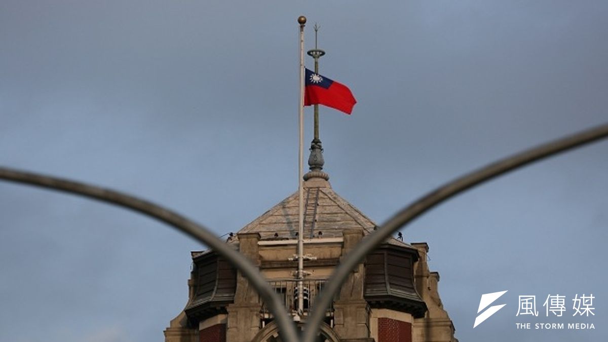 澎湖空難和高難氣爆傷亡慘重,為哀悼罹難者,總統府今日降半旗致哀。(余志偉攝) 澎湖空難和高難氣爆傷亡慘重,為哀悼罹難者,總統府今日降半旗致哀。(余志偉攝)