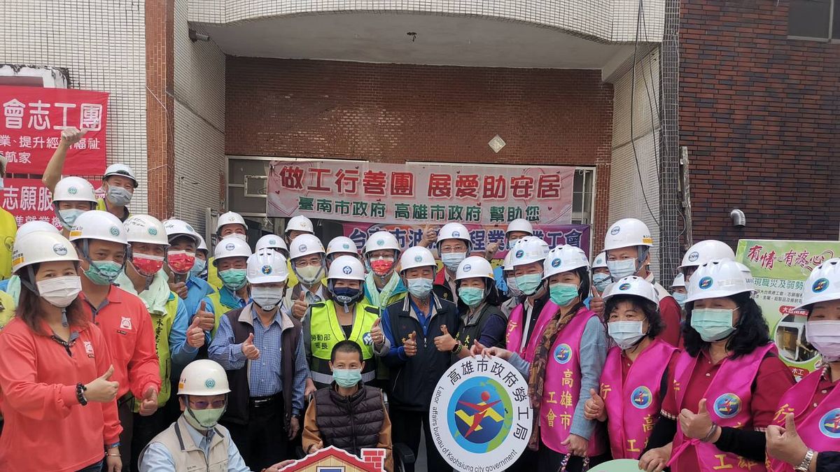 高雄市工會行善特攻隊與台南市做工行善團的志工們,同心協力替路竹區身障吳女士修建住宅,歷經8週,於7日完工入住,志工們也齊聚祝賀。(圖/徐炳文攝) 高雄市工會行善特攻隊與台南市做工行善團的志工們,同心協力替路竹區身障吳女士修建住宅,歷經8週,於7日完工入住,志工們也齊聚祝賀。(圖/徐炳文攝)