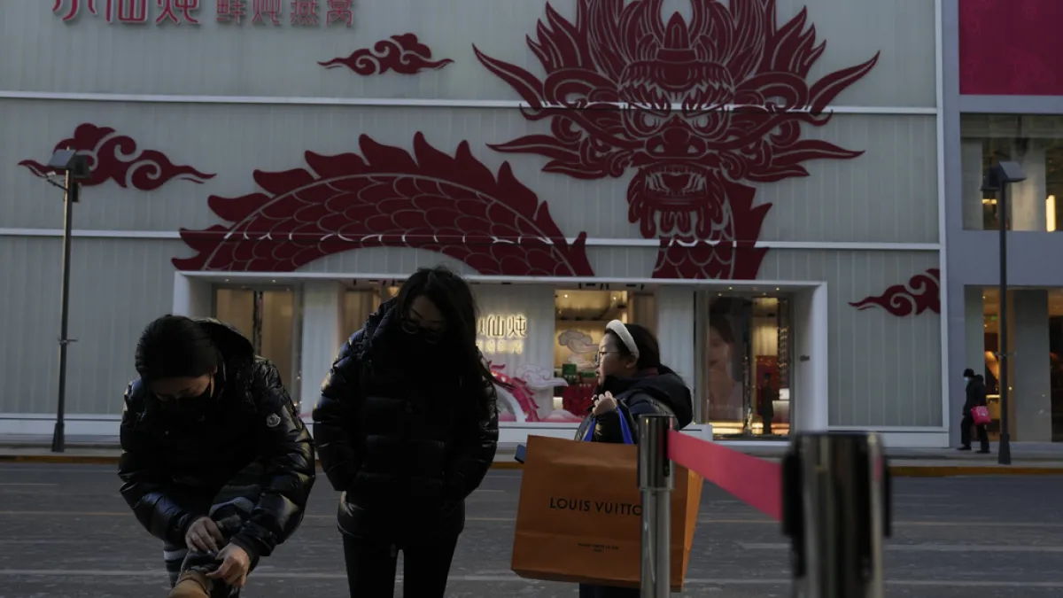 2024年1月22日,北京一家裝飾龍圖案的商店。(美聯社)