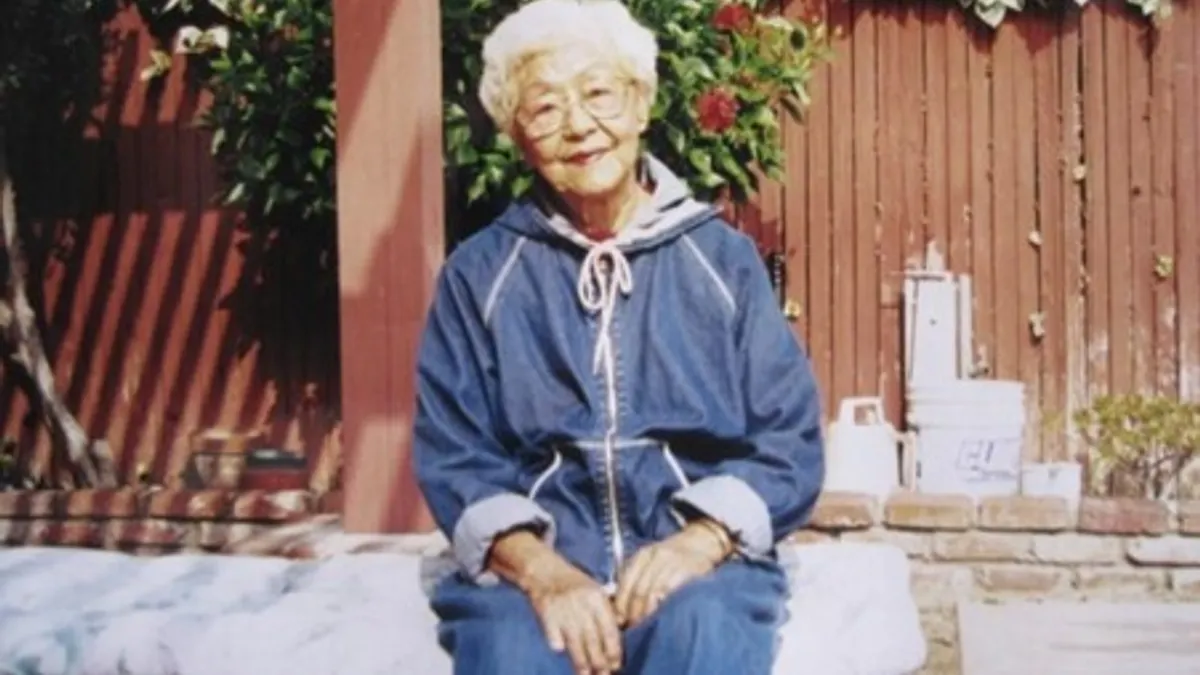 2001年台灣農民運動女鬥士簡娥(攝於美國洛杉磯雅凱迪亞市Arcadia)自宅花園。(王育梅攝)