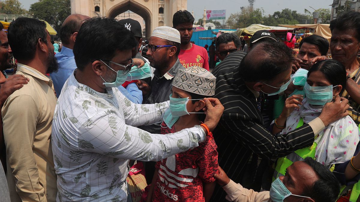 全台疫情仍然嚴峻,醫師籲「民眾應該重拾年初對武漢肺炎戒慎恐懼的心情」。(資料照,美聯社) 全台疫情仍然嚴峻,醫師籲「民眾應該重拾年初對武漢肺炎戒慎恐懼的心情」。(資料照,美聯社)