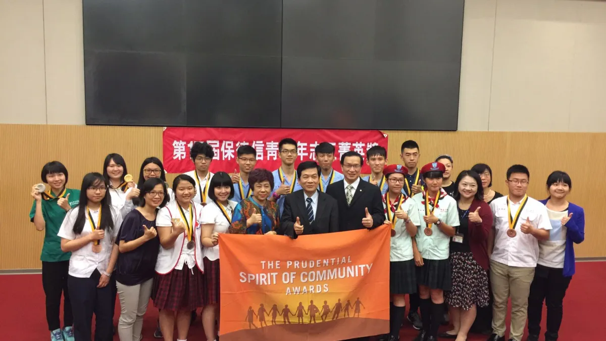 台中市政府秘書長黃景茂表揚保德信優秀青少年志工及學校。(圖/台中市政府提供)