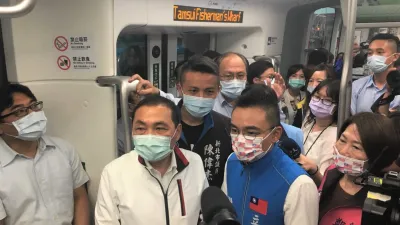 新北市長侯友宜解說藍海線新三站及藍海橋特色。(圖/新北市捷運局提供)