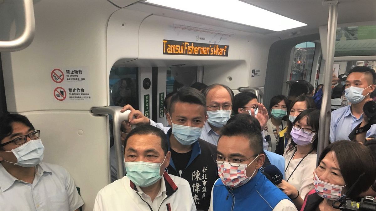 新北市長侯友宜解說藍海線新三站及藍海橋特色。(圖/新北市捷運局提供) 新北市長侯友宜解說藍海線新三站及藍海橋特色。(圖/新北市捷運局提供)