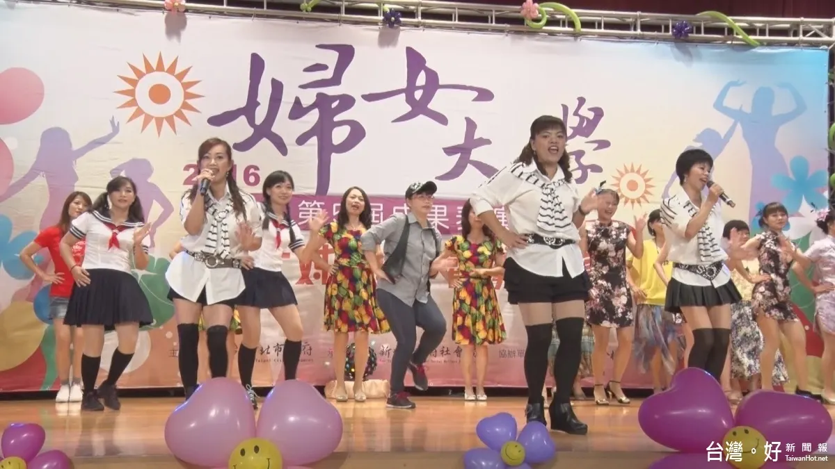 新北第5屆婦女大學結業 姊妹淘開趴逗樂朱立倫