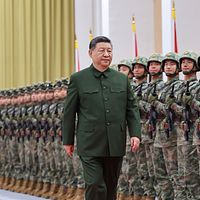 2024年12月、習近平中国共産党総書記(中央軍事委員会主席)がマカオで新行政長官の就任式に出席し、駐マカオ人民解放軍部隊を視察した場面(AP通信) 2024年12月、習近平中国共産党総書記(中央軍事委員会主席)がマカオで新行政長官の就任式に出席し、駐マカオ人民解放軍部隊を視察した場面(AP通信)