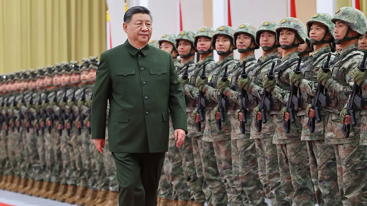 中共總書記、中央軍委主席習近平2024年12月參加澳門新特首就職典禮時,檢閱中國人民解放軍的駐澳門部隊。(美聯社) 中共總書記、中央軍委主席習近平2024年12月參加澳門新特首就職典禮時,檢閱中國人民解放軍的駐澳門部隊。(美聯社)