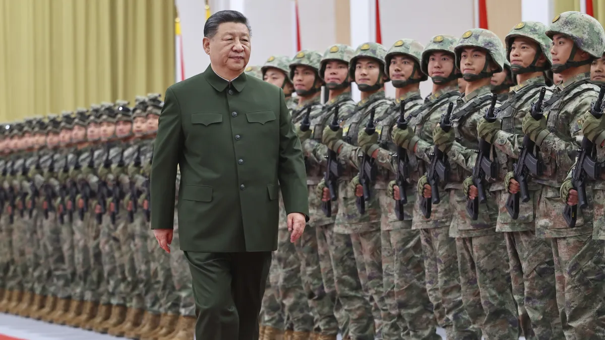 中共總書記、中央軍委主席習近平2024年12月參加澳門新特首就職典禮時,檢閱中國人民解放軍的駐澳門部隊。(美聯社)