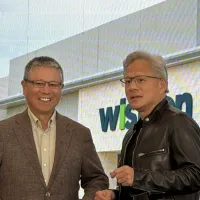 「D1」工場の開所式では、ウィストロンの林憲銘・董事長(左)とエヌビディアのジェンスン・フアンCEO(右)が共同で除幕を行った。(中央社) 「D1」工場の開所式では、ウィストロンの林憲銘・董事長(左)とエヌビディアのジェンスン・フアンCEO(右)が共同で除幕を行った。(中央社)