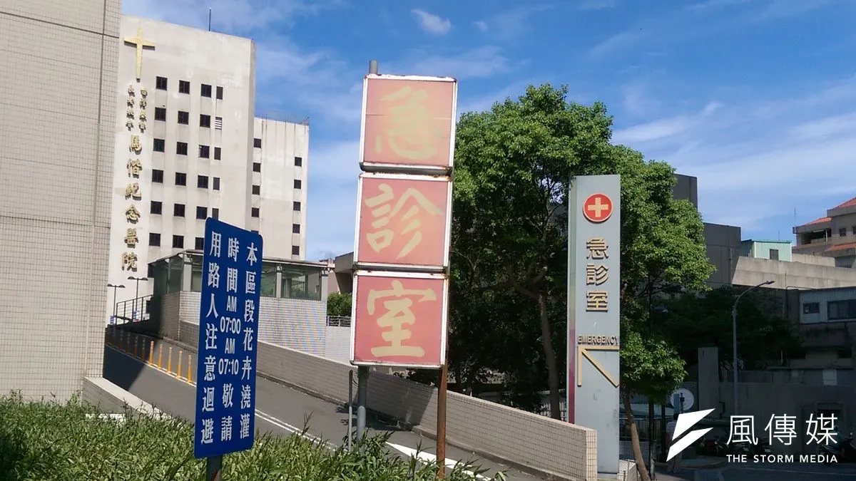 筆者表示,無預警的停電,對一般人而言可能只是生活有點不方便,但是對某些病人而言,卻是攸關生死大事。並希望未來不要再有類似事件,讓這些病人出現在急診室。圖為淡水馬偕醫院急診室。(資料照,風傳媒)