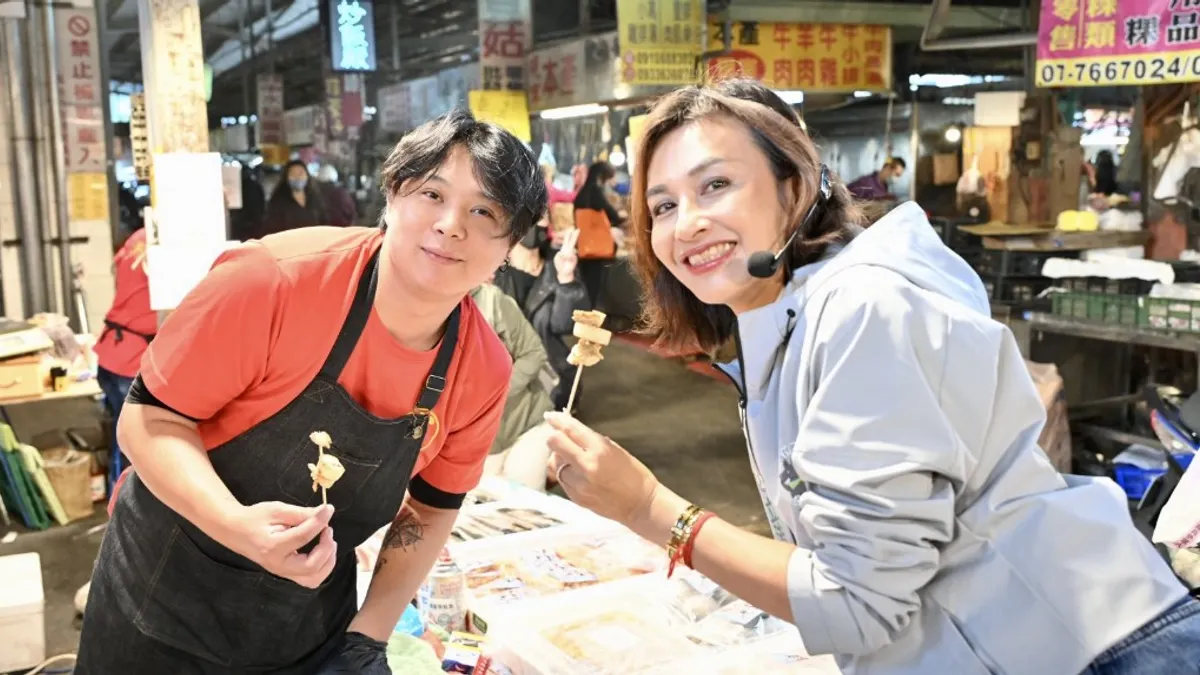 市長參選人邱議瑩前往瑞興市場掃街拜票,與攤商及鄉親親切互動。(圖/邱議瑩服務處提供) 市長參選人邱議瑩前往瑞興市場掃街拜票,與攤商及鄉親親切互動。(圖/邱議瑩服務處提供)