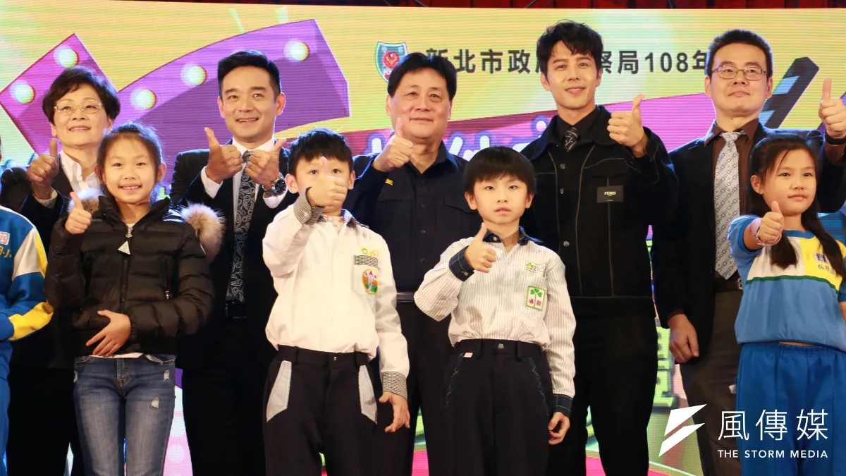 新北市政府警察局今(21)日舉行第8屆「婦幼安全創意比賽」頒獎典禮,警察局長陳檡文(後排中)、藝人胡宇威(後排右二)與獲獎者合影。 (圖/李梅瑛攝)