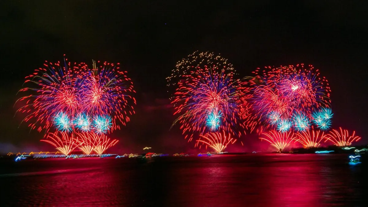 2023跨年夜到淡水可欣賞精彩的跨河煙火秀。(圖/取自淡水古蹟博物館臉書)