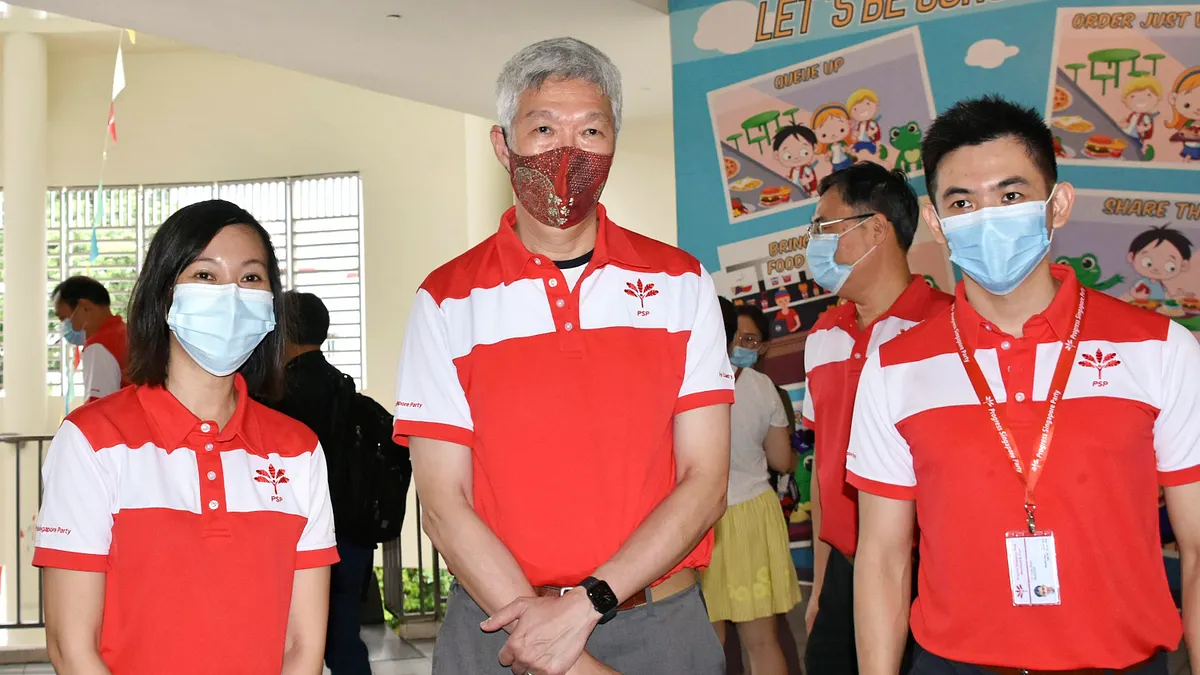 新加坡大選:總理李顯龍的弟弟李顯揚(中)支持在野的新加坡前進黨(AP)