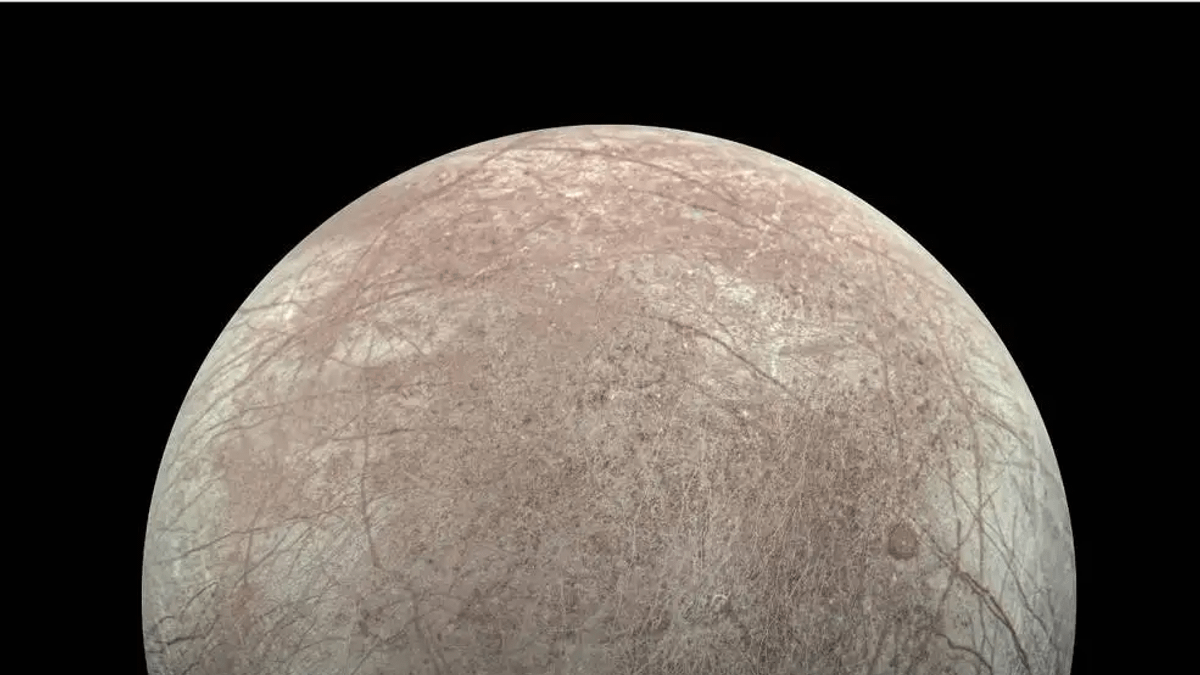 NASA木星探測器「朱諾號」2022年9月29日近距離飛掠木衛二時拍攝的照片。(截自NASA官網) NASA木星探測器「朱諾號」2022年9月29日近距離飛掠木衛二時拍攝的照片。(截自NASA官網)