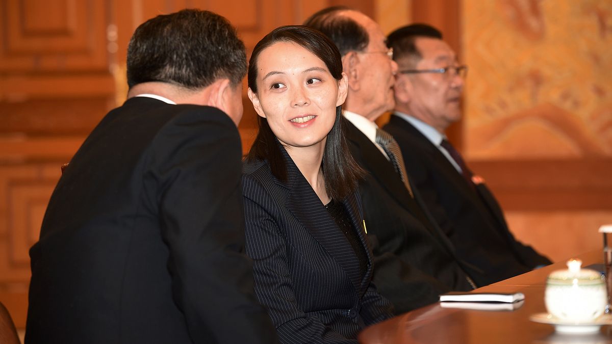 2018年2月10日,北韓領導人金正恩的胞妹金與正(中)、北韓最高人民會議常任委員會委員長金永南(右2)訪問南韓總統府青瓦台(AP) 2018年2月10日,北韓領導人金正恩的胞妹金與正(中)、北韓最高人民會議常任委員會委員長金永南(右2)訪問南韓總統府青瓦台(AP)