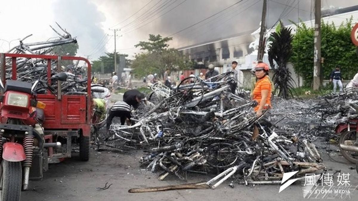 越南發生排華暴動,有民眾趁火打劫。(取自513越南排華最新情況回報臉書) 越南發生排華暴動,有民眾趁火打劫。(取自513越南排華最新情況回報臉書)