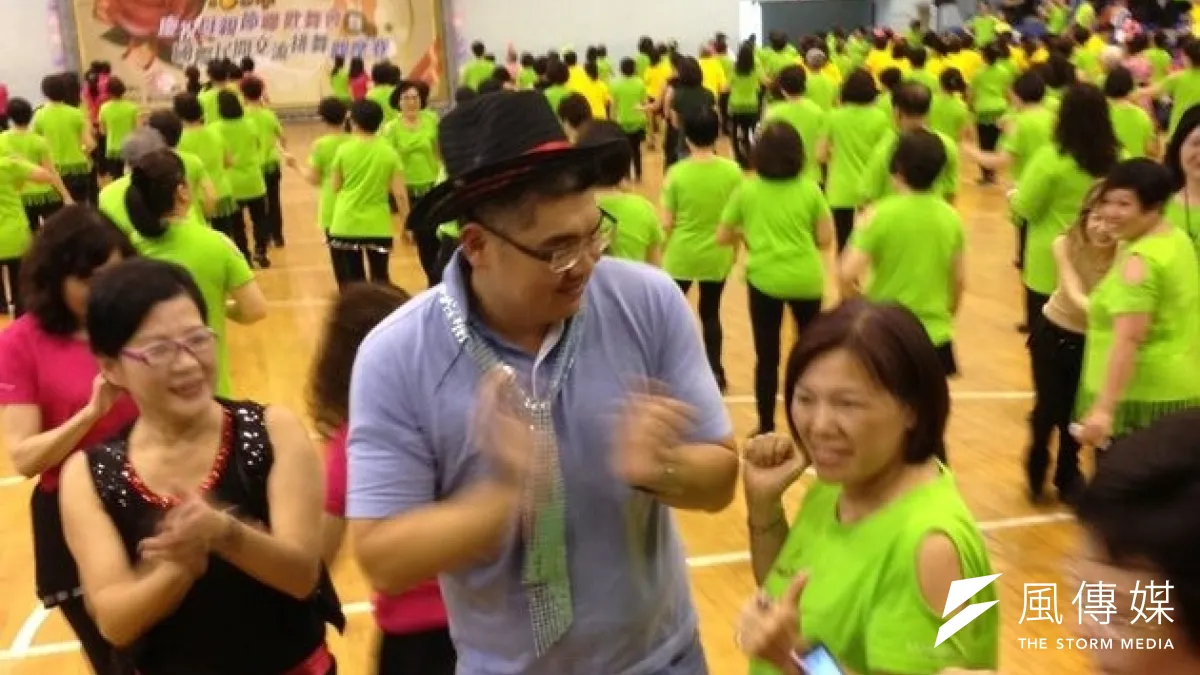 國民黨台北市長參選人連勝文1日參加活動時,對對手柯文哲妻陳佩琪感嘆「一個台北兩個世界」,回應表示,「各人有各人的生活,不必比較。」(何孟奎攝)