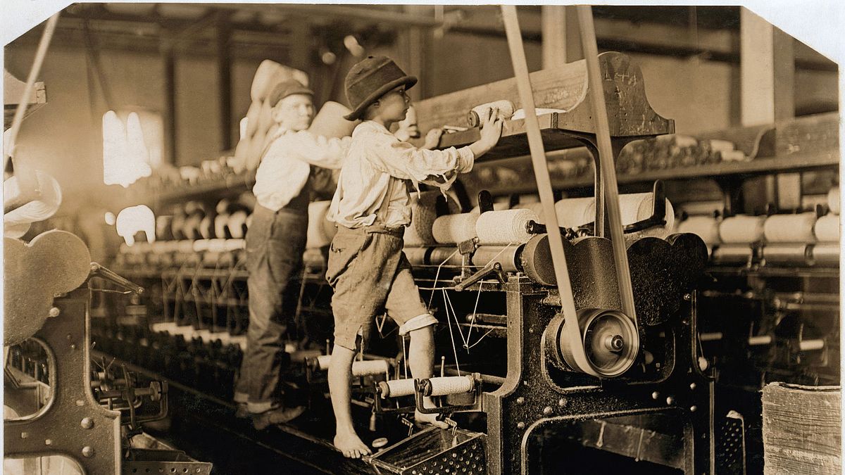 作者路內表示,父親告訴路內,當年他主要幫人家要補助,他就像一個演講家一樣,站在那兒演講,說車間的人窮到什麼程度。父親說,他這樣做不是為了自己,是為了車間裡的「窮鬼」,「國家給他們補點血,他們就能爭口氣。」圖為工廠示意圖。(資料照,維基百科)