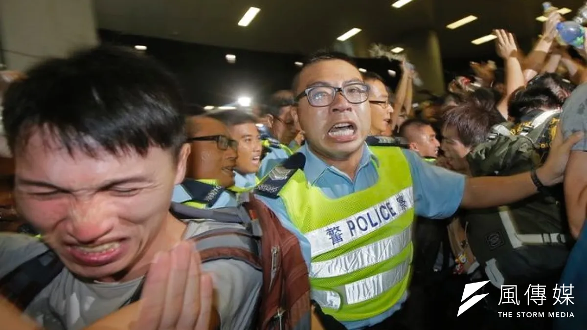 香港學生發動示威抗爭,衝入政府總部,與警方激烈衝突。(美聯社)