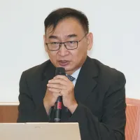 Taiwan Thinktank advisory committee member Chou Yu-ping (周宇平) warns that the true challenge in wartime is not the inconvenience of losing mobile phone access, but the brutal reality that all information and communications capabilities could vanish in an i Taiwan Thinktank advisory committee member Chou Yu-ping (周宇平) warns that the true challenge in wartime is not the inconvenience of losing mobile phone access, but the brutal reality that all information and communications capabilities could vanish in an i
