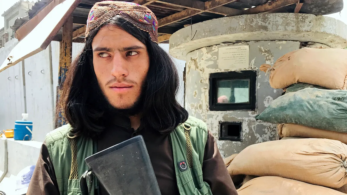 2021年8月17日,一名神學士的戰士持槍在美國大使館附近的岡哨執勤。(美聯社)