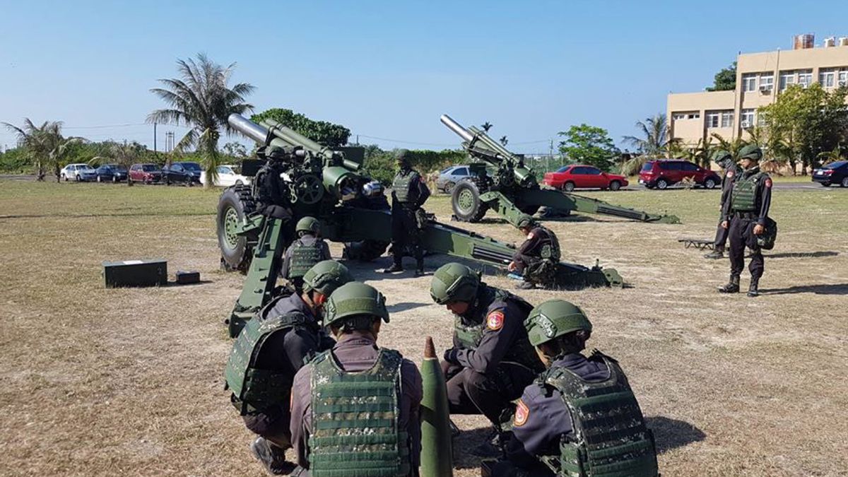 海巡署官兵在屏東加祿堂演練155公厘榴炮射擊程序。(取自海巡署東南沙分署臉書) 海巡署官兵在屏東加祿堂演練155公厘榴炮射擊程序。(取自海巡署東南沙分署臉書)