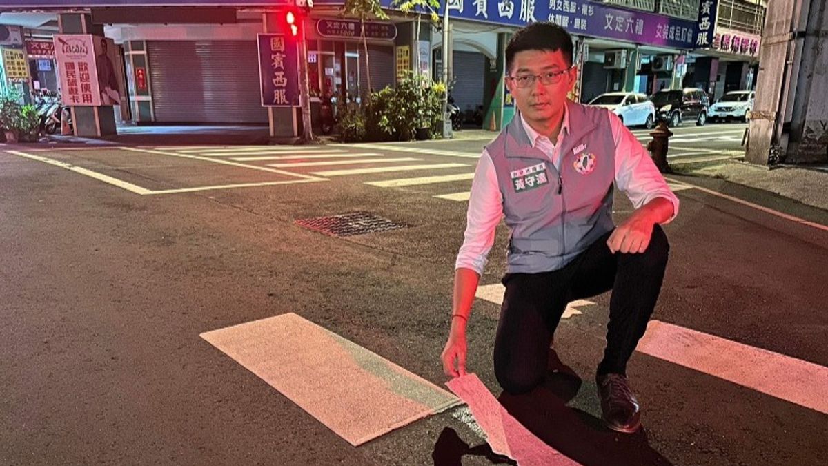 大雨過後,台中斑馬線嚴重剝落,被網友形容「堪比淋到雨的廢紙箱」。(圖/翻攝自黃守達facebook) 大雨過後,台中斑馬線嚴重剝落,被網友形容「堪比淋到雨的廢紙箱」。(圖/翻攝自黃守達facebook)