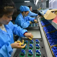 Despite an unprecedented trade war, Chinese and American economies demonstrated resilience in navigating 2025. Pictured: An electronics factory in Fuyang, Anhui Province, central China. (File photo, AP) Despite an unprecedented trade war, Chinese and American economies demonstrated resilience in navigating 2025. Pictured: An electronics factory in Fuyang, Anhui Province, central China. (File photo, AP)