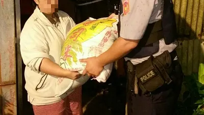 身障老翁雨夜中佇路旁 警助返家自掏腰包送米