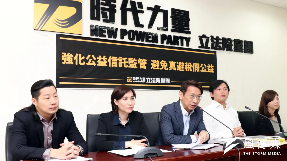 立法院時代力量黨團今(27)日行文院長蘇嘉全,要求明天院會前,針對昨天經濟委員會初審通過《前瞻基礎建設特別條例草案》,進行黨團協商。(蘇仲泓攝)