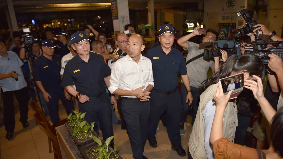 高雄近來治安事件亮紅燈,市長韓國瑜7日晚間在雙十國慶前帶隊擴大臨檢。(高雄市政府提供)