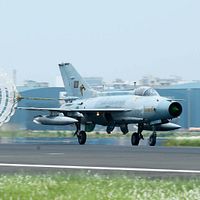 バングラデシュ空軍が現役で運用する旧型殲7戦闘機。(バングラデシュ空軍より) バングラデシュ空軍が現役で運用する旧型殲7戦闘機。(バングラデシュ空軍より)