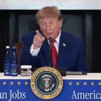 トランプ米大統領は国務省で複数の鉱業大手幹部と会談し、政府資金を活用して「米国の鉱業を再び偉大にする」方針を打ち出した。(AP) トランプ米大統領は国務省で複数の鉱業大手幹部と会談し、政府資金を活用して「米国の鉱業を再び偉大にする」方針を打ち出した。(AP)