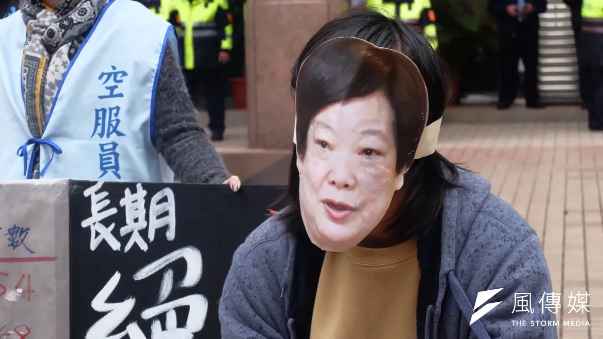 勞動部前勞團結束絕食269小時,民眾帶著勞動部長林美珠的照片。(謝孟穎攝)