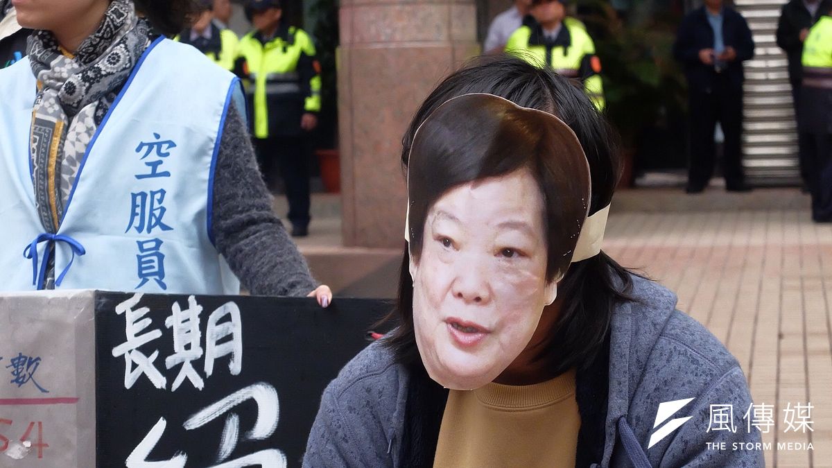 勞動部前勞團結束絕食269小時,民眾帶著勞動部長林美珠的照片。(謝孟穎攝) 勞動部前勞團結束絕食269小時,民眾帶著勞動部長林美珠的照片。(謝孟穎攝)