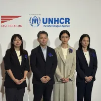 ファーストリテイリングは世界難民の日に合わせ、柳井正氏の10億円規模の個人寄付や、俳優の河合優実さんが参画する「UNIQLO FLOWER」でのチャリティなど、UNHCRと連携した多角的な難民支援の拡充を発表した。(写真/黃信維撮影) ファーストリテイリングは世界難民の日に合わせ、柳井正氏の10億円規模の個人寄付や、俳優の河合優実さんが参画する「UNIQLO FLOWER」でのチャリティなど、UNHCRと連携した多角的な難民支援の拡充を発表した。(写真/黃信維撮影)
